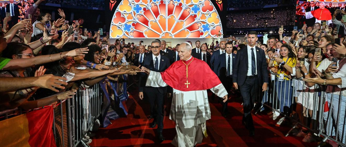 Papst Leo XIV. schreitet durch eine jubelnde Menge.