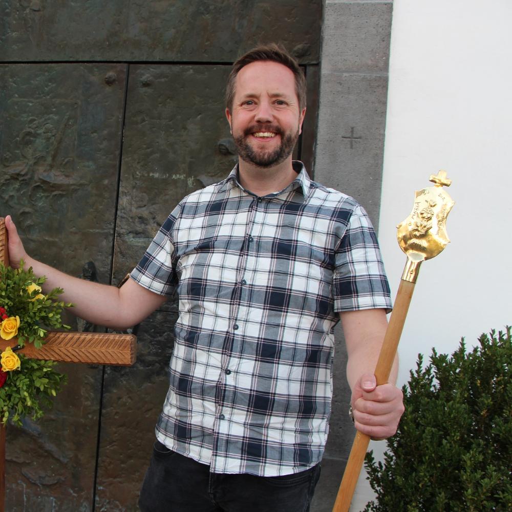 Sebastian Klasen mit Pilgerkreuz vor dem Eingang der Wallfahrtskirche.