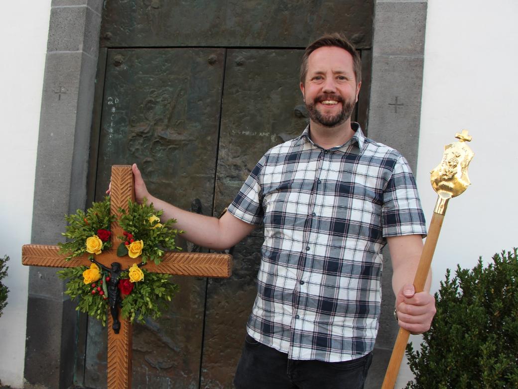Sebastian Klasen mit Pilgerkreuz vor dem Eingang der Wallfahrtskirche.
