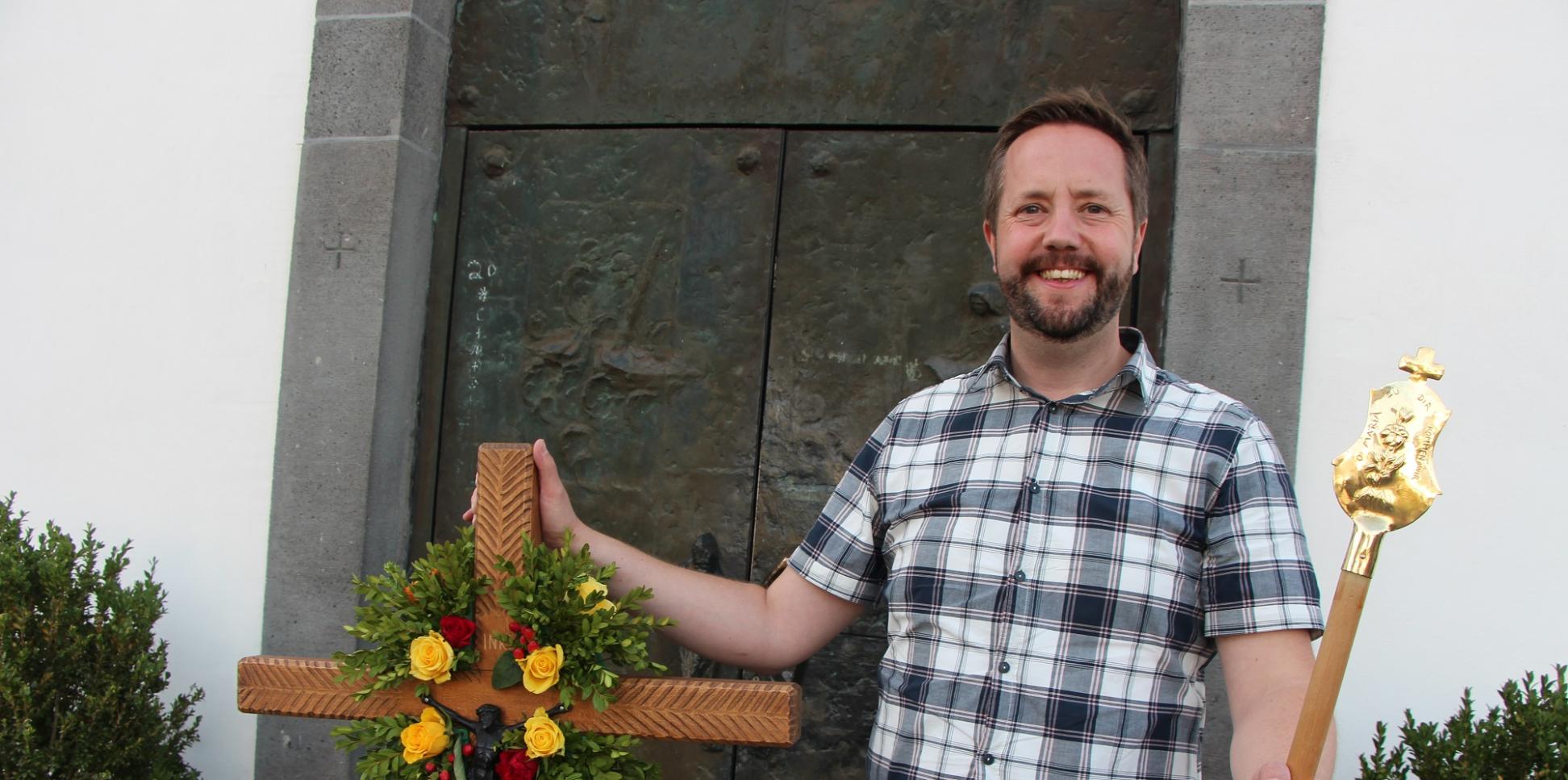 Sebastian Klasen mit Pilgerkreuz vor dem Eingang der Wallfahrtskirche.