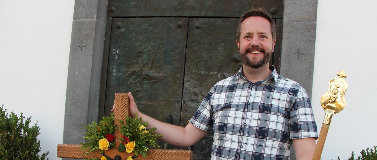 Sebastian Klasen mit Pilgerkreuz vor dem Eingang der Wallfahrtskirche.