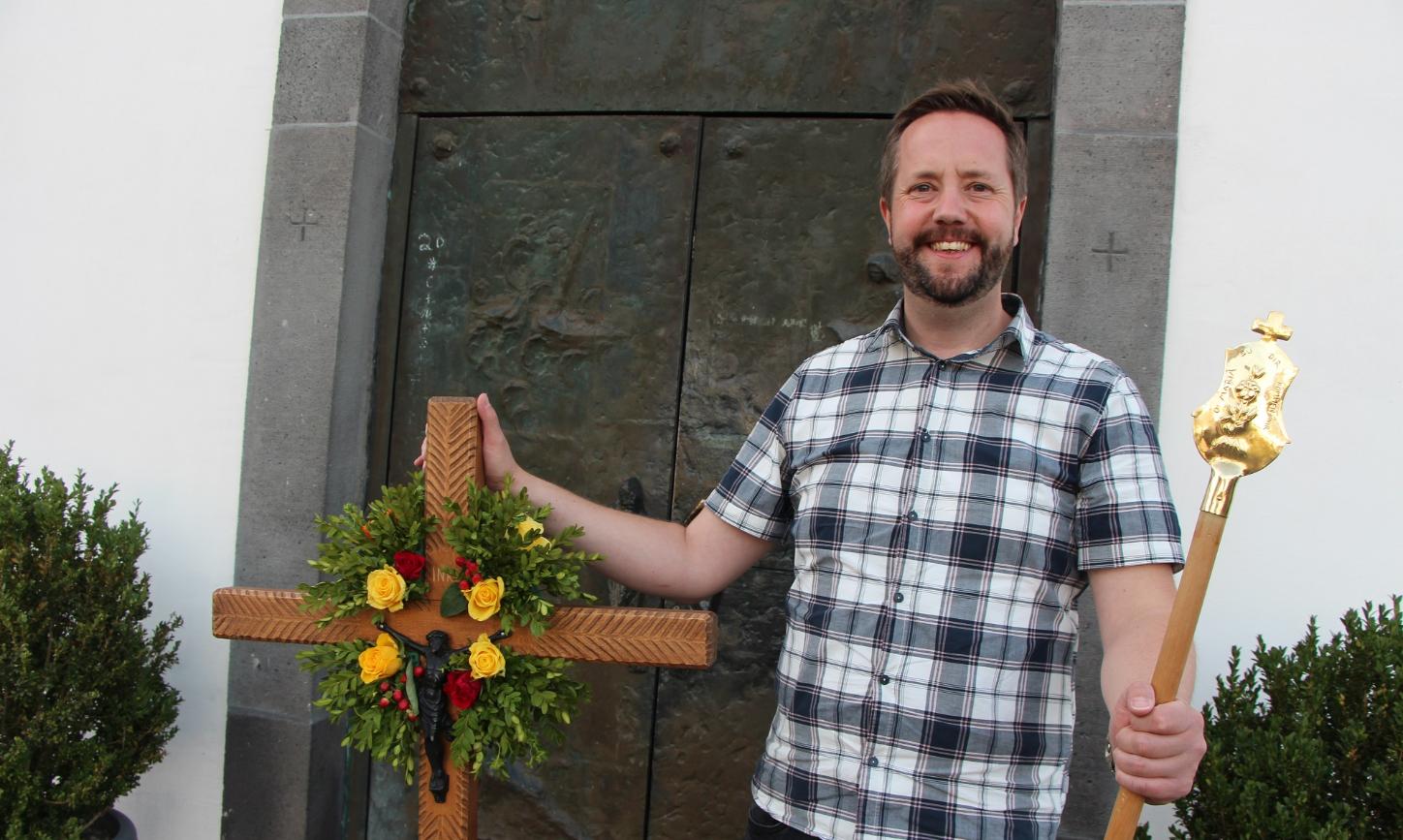 Sebastian Klasen mit Pilgerkreuz vor dem Eingang der Wallfahrtskirche.