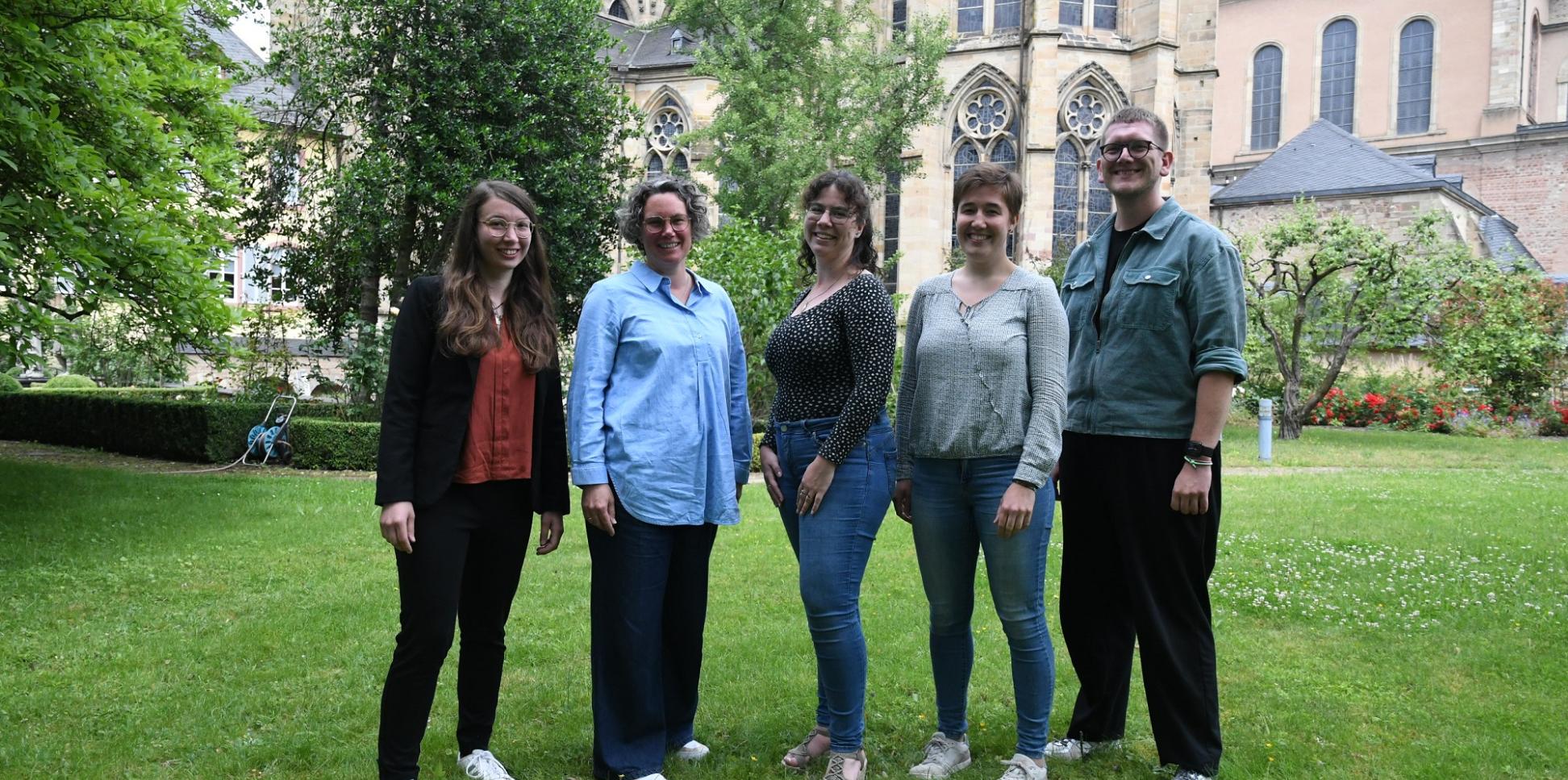 Die neuen Seelsorgerinnen mit Ausbildungsleiter Matthias Beer in Trier.