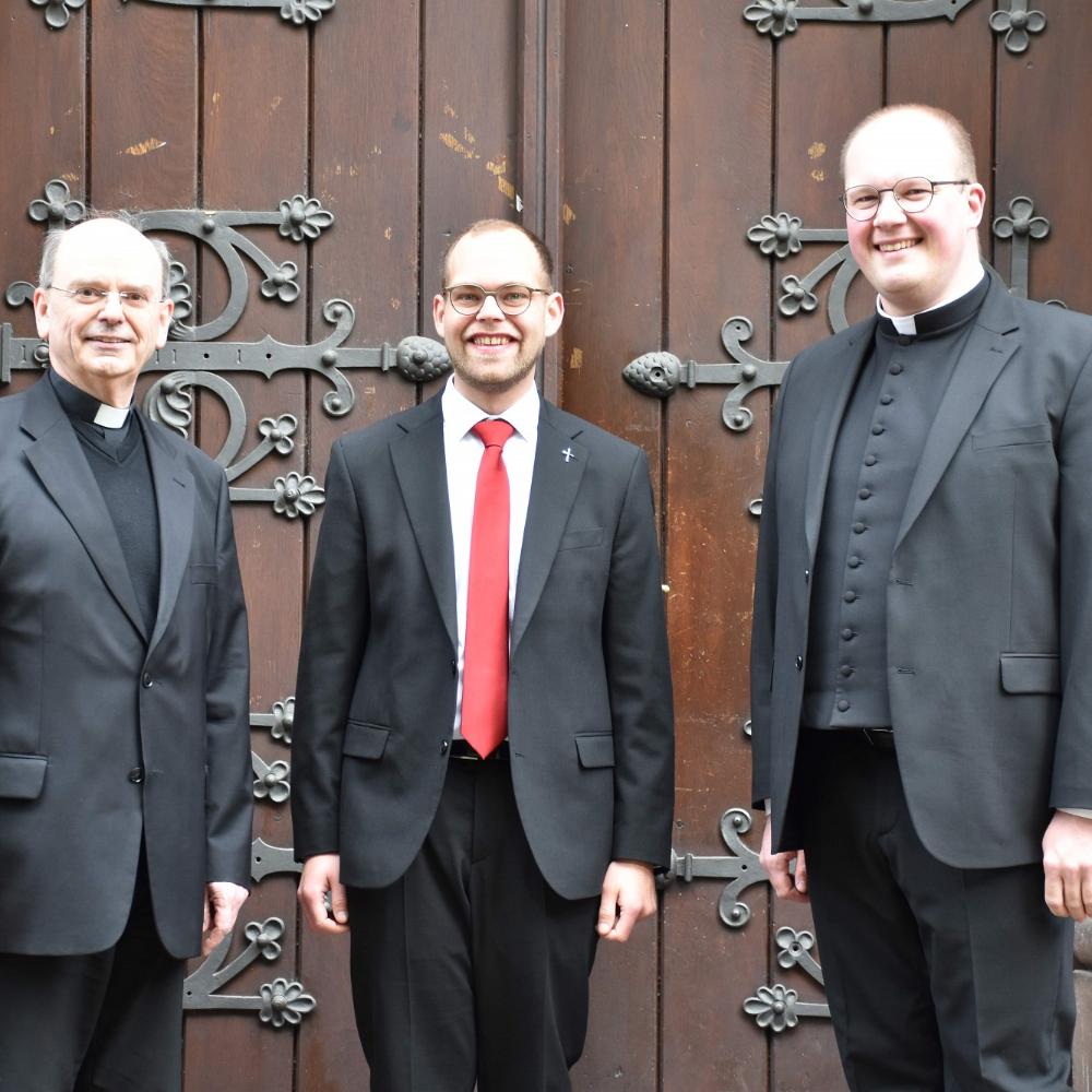 Die Weihekandidaten Heiko Reiner Gaub und Mathias Kremer mit Weihbischof Robert Brahm (von rechts).