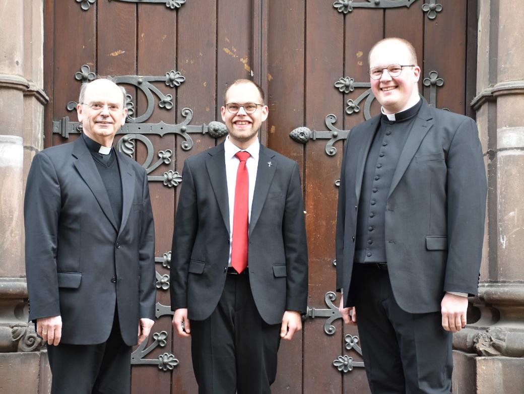 Die Weihekandidaten Heiko Reiner Gaub und Mathias Kremer mit Weihbischof Robert Brahm (von rechts).