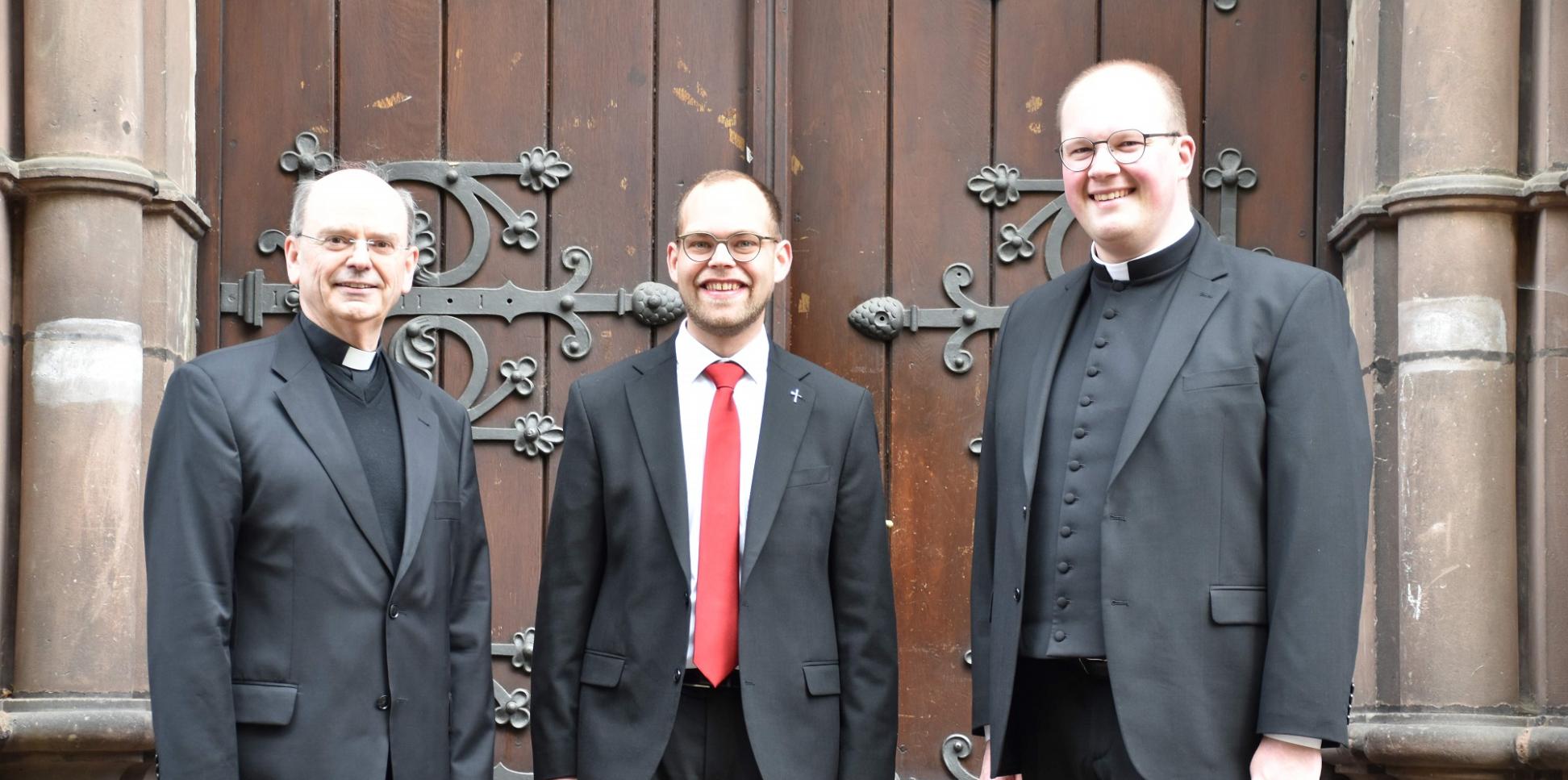 Die Weihekandidaten Heiko Reiner Gaub und Mathias Kremer mit Weihbischof Robert Brahm (von rechts).