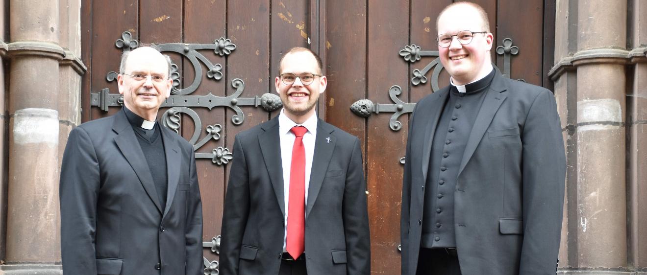 Die Weihekandidaten Heiko Reiner Gaub und Mathias Kremer mit Weihbischof Robert Brahm (von rechts).