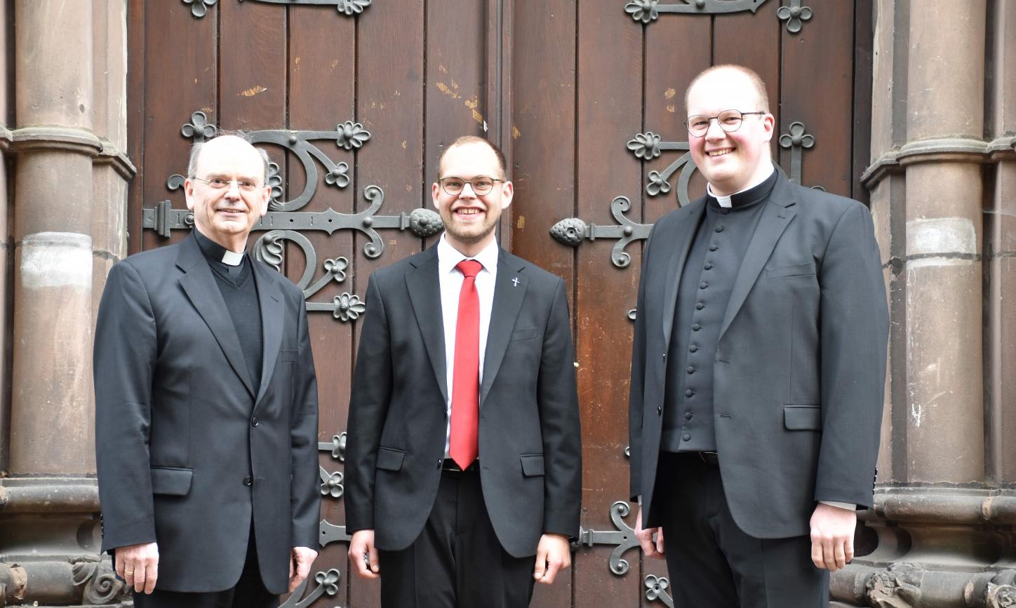 Die Weihekandidaten Heiko Reiner Gaub und Mathias Kremer mit Weihbischof Robert Brahm (von rechts).
