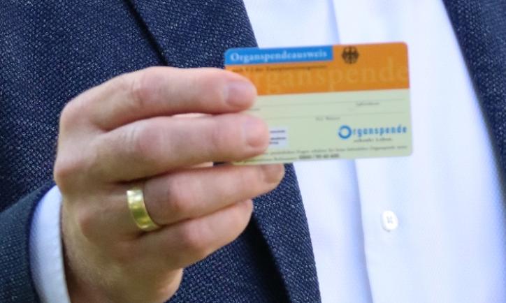 Markus Leineweber, der Direktor Unternehmenskultur des Krankenhauses der Barmherzigen Brüder Trier zeigt einen Organspendeausweis.