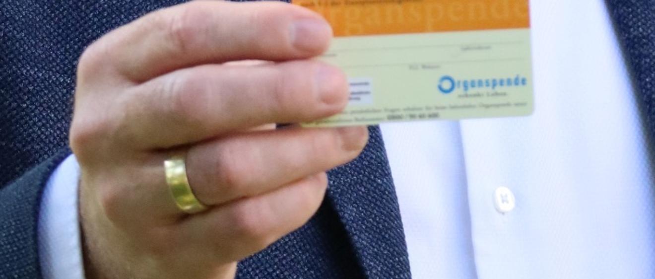 Markus Leineweber, der Direktor Unternehmenskultur des Krankenhauses der Barmherzigen Brüder Trier zeigt einen Organspendeausweis.