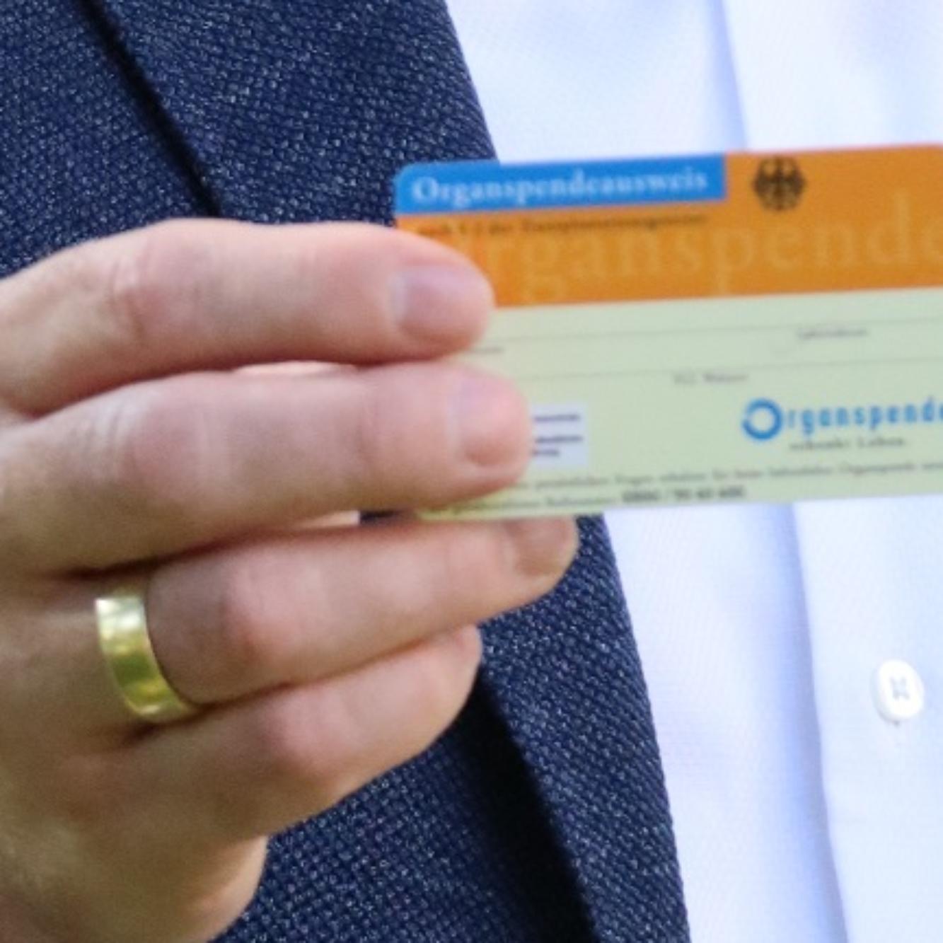 Markus Leineweber, der Direktor Unternehmenskultur des Krankenhauses der Barmherzigen Brüder Trier zeigt einen Organspendeausweis.