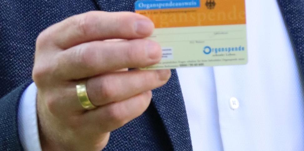 Markus Leineweber, der Direktor Unternehmenskultur des Krankenhauses der Barmherzigen Brüder Trier zeigt einen Organspendeausweis.