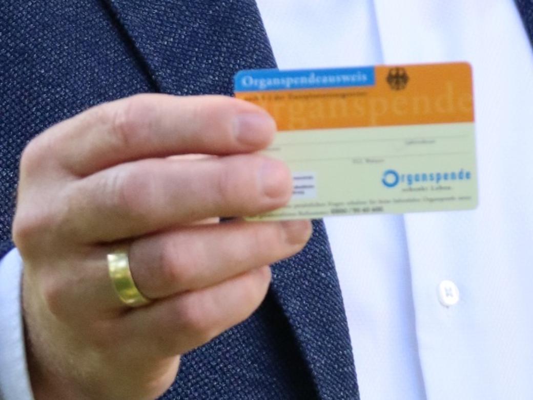 Markus Leineweber, der Direktor Unternehmenskultur des Krankenhauses der Barmherzigen Brüder Trier zeigt einen Organspendeausweis.