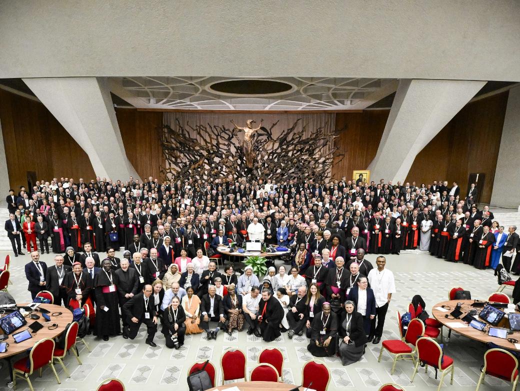 Papst Franziskus und Teilnehmer der Bischofssynode in der Audienzhalle beim Abschluss der Beratungen.