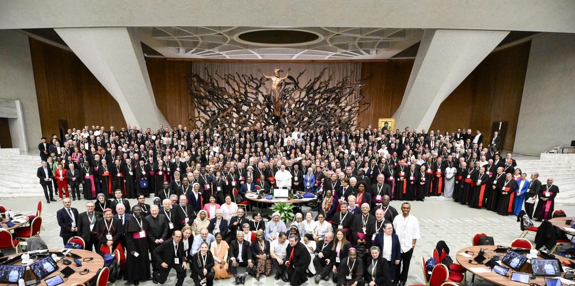 Papst Franziskus und Teilnehmer der Bischofssynode in der Audienzhalle beim Abschluss der Beratungen.