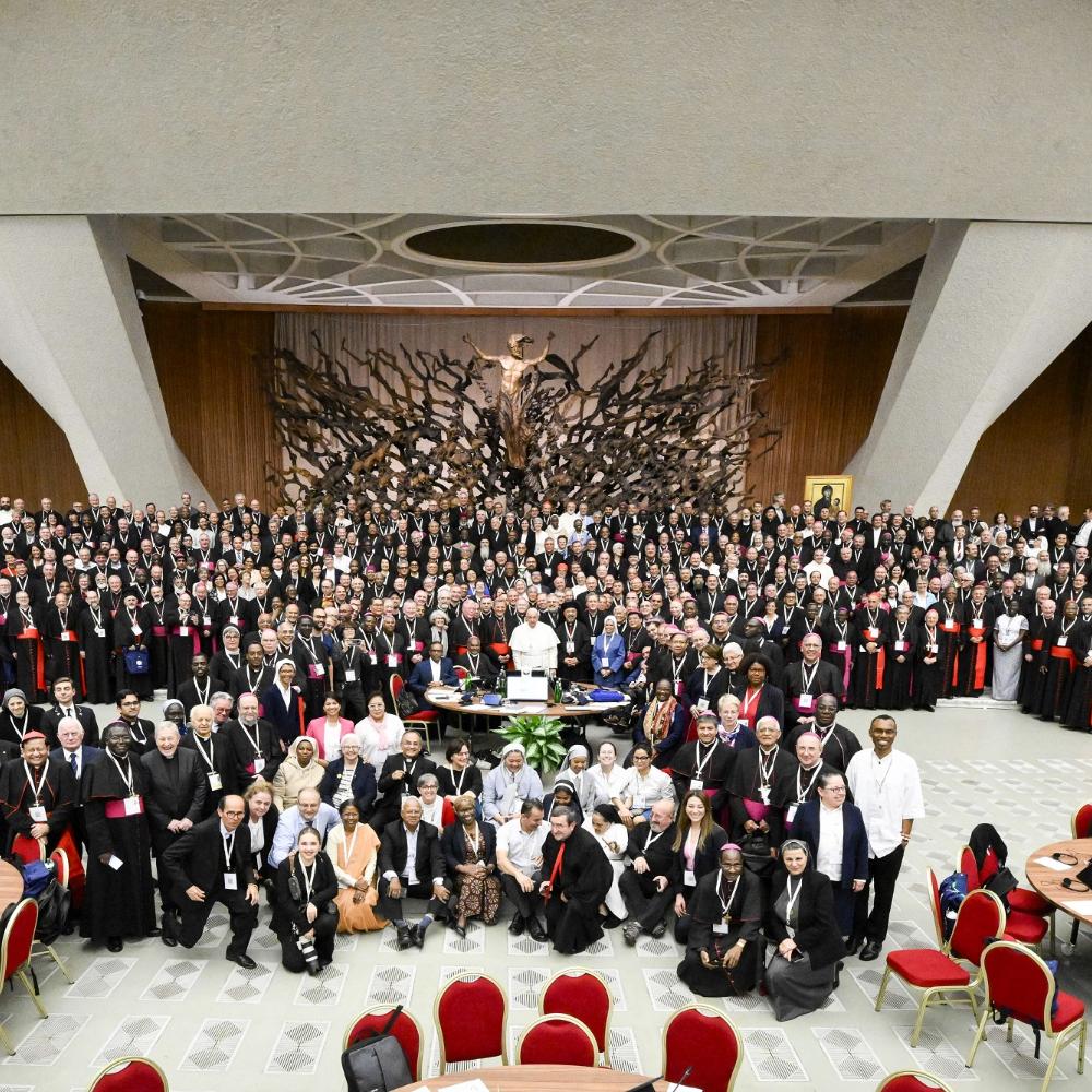 Papst Franziskus und Teilnehmer der Bischofssynode in der Audienzhalle beim Abschluss der Beratungen.