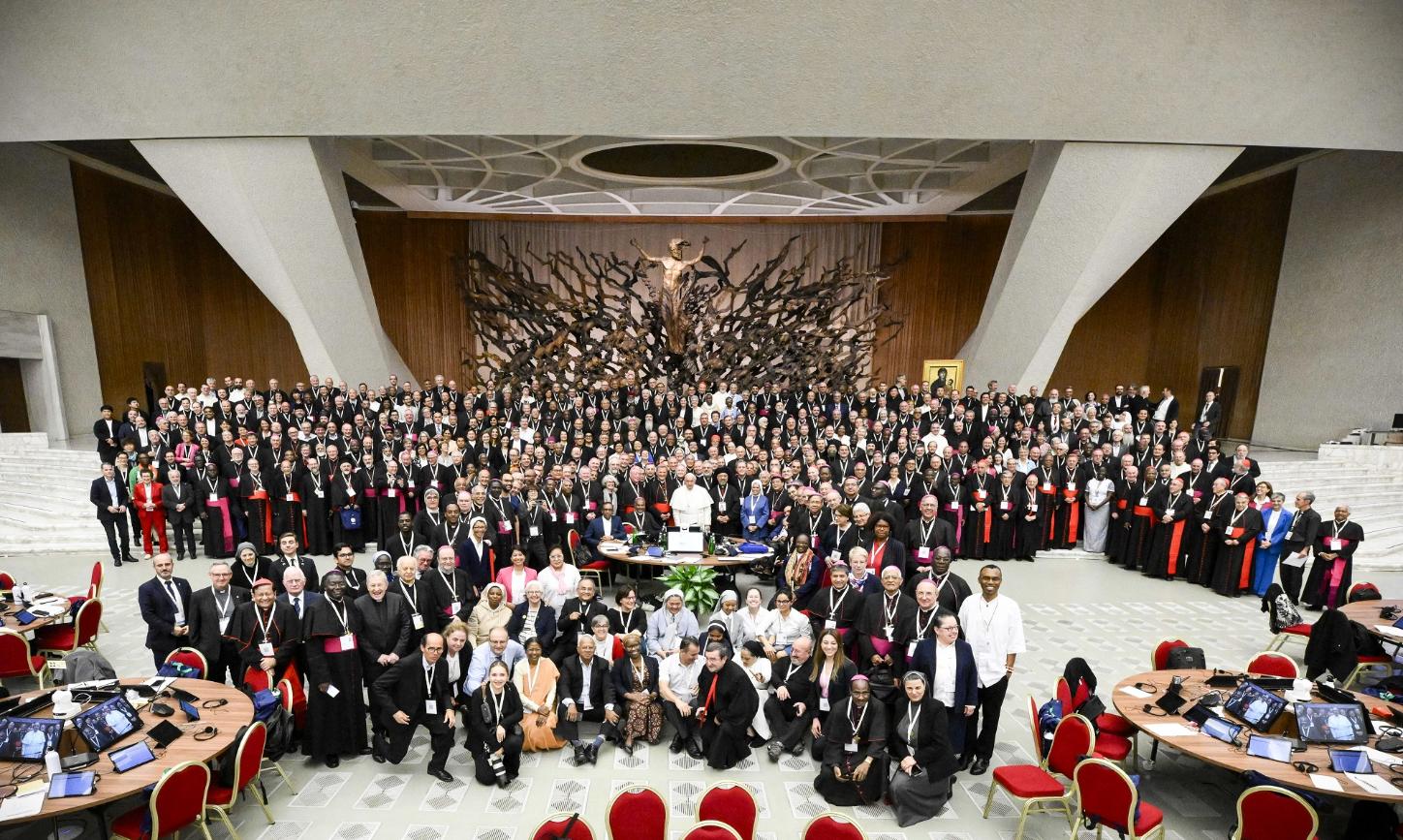 Papst Franziskus und Teilnehmer der Bischofssynode in der Audienzhalle beim Abschluss der Beratungen.