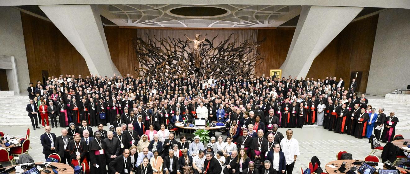 Papst Franziskus und Teilnehmer der Bischofssynode in der Audienzhalle beim Abschluss der Beratungen.
