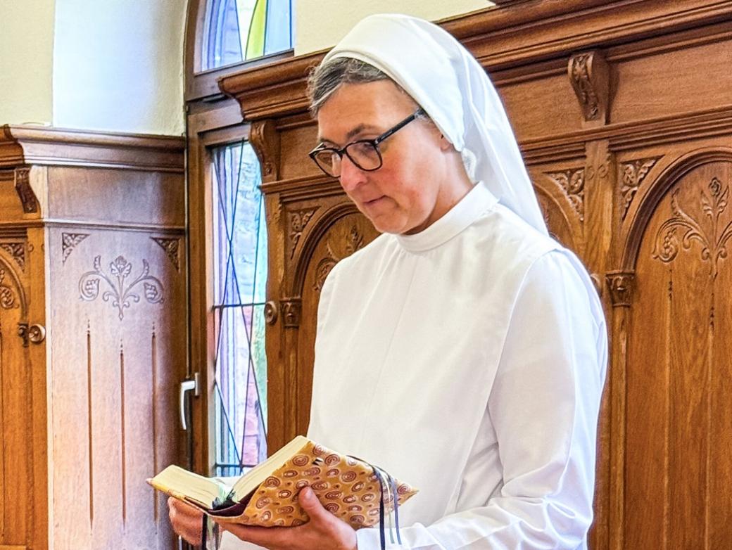Die Novizin Schwester Theodora im Chorgestühl der Kirche des Klosters Arenberg in Koblenz.