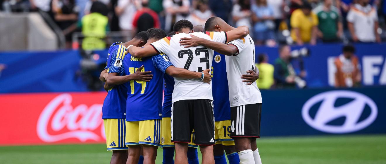 Fußballer versammeln sich nach dem Spiel im Mittelkreis und beten gemeinsam: Joshua Brenet (Curacao), Gervane Kastaneer (Curacao), Felix Nmecha (Deutschland) und Jonathan Tah (Deutschland)/von links).