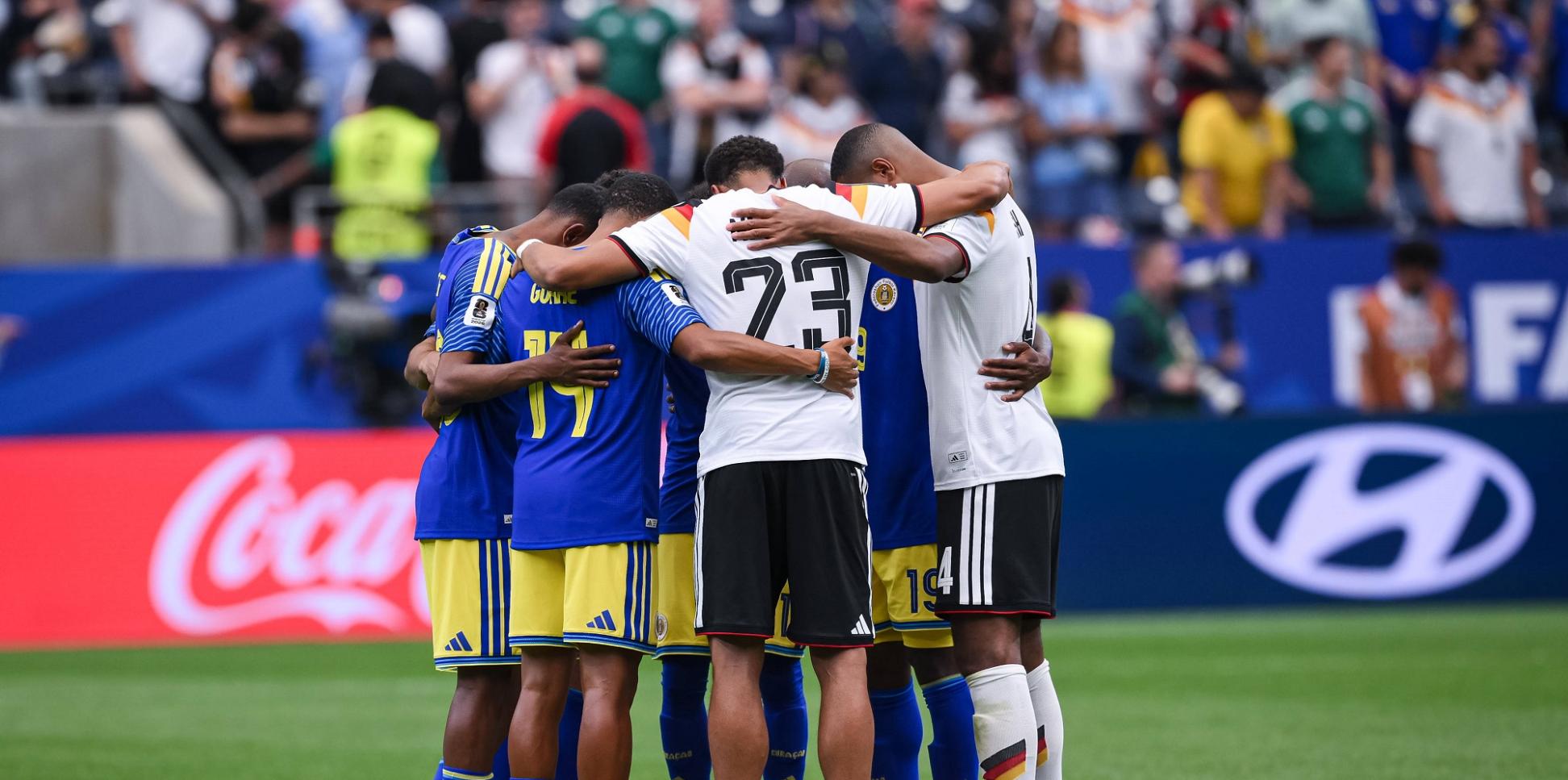 Fußballer versammeln sich nach dem Spiel im Mittelkreis und beten gemeinsam: Joshua Brenet (Curacao), Gervane Kastaneer (Curacao), Felix Nmecha (Deutschland) und Jonathan Tah (Deutschland)/von links).