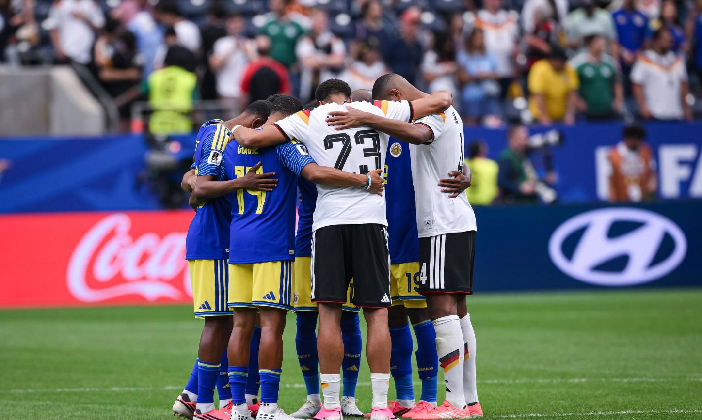 Fußballer versammeln sich nach dem Spiel im Mittelkreis und beten gemeinsam: Joshua Brenet (Curacao), Gervane Kastaneer (Curacao), Felix Nmecha (Deutschland) und Jonathan Tah (Deutschland)/von links).