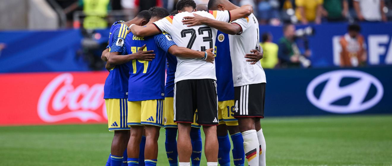 Fußballer versammeln sich nach dem Spiel im Mittelkreis und beten gemeinsam: Joshua Brenet (Curacao), Gervane Kastaneer (Curacao), Felix Nmecha (Deutschland) und Jonathan Tah (Deutschland)/von links).