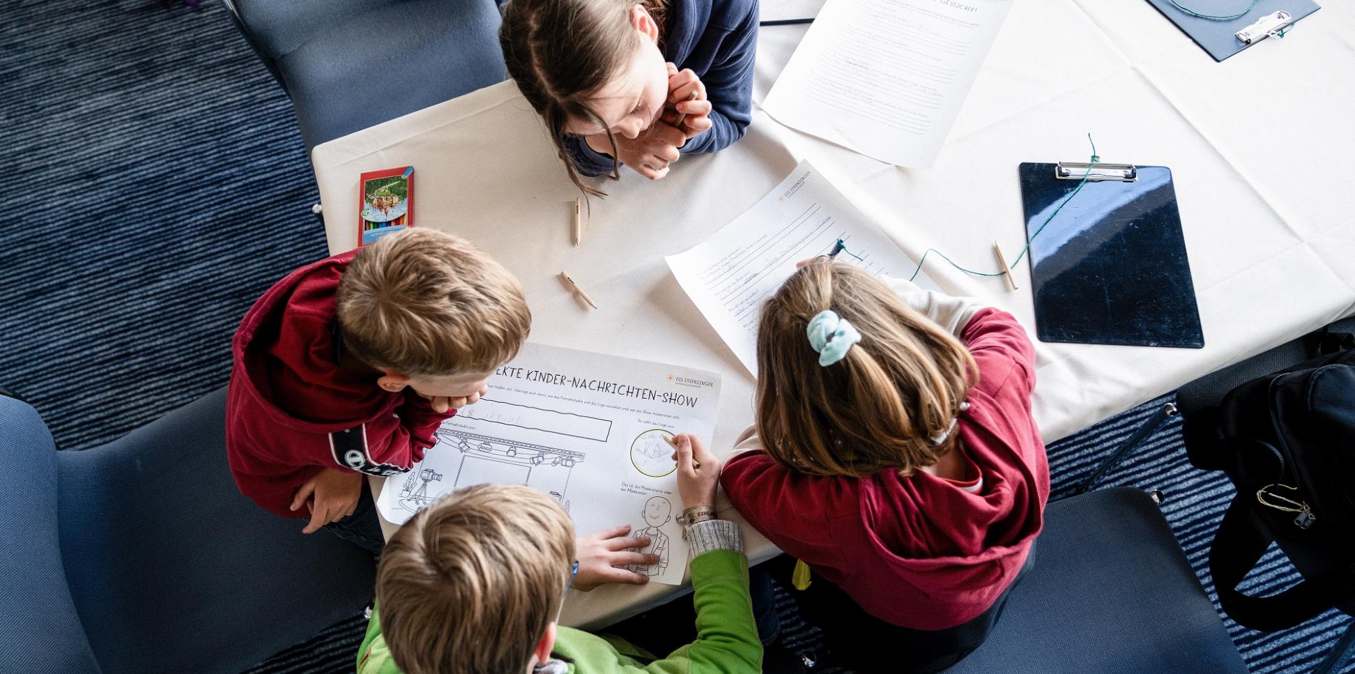 Kinder erarbeiten beim Katholikentag in Würzburg, wie ihre perfekte Nachrichtenshow aussehen müsste.