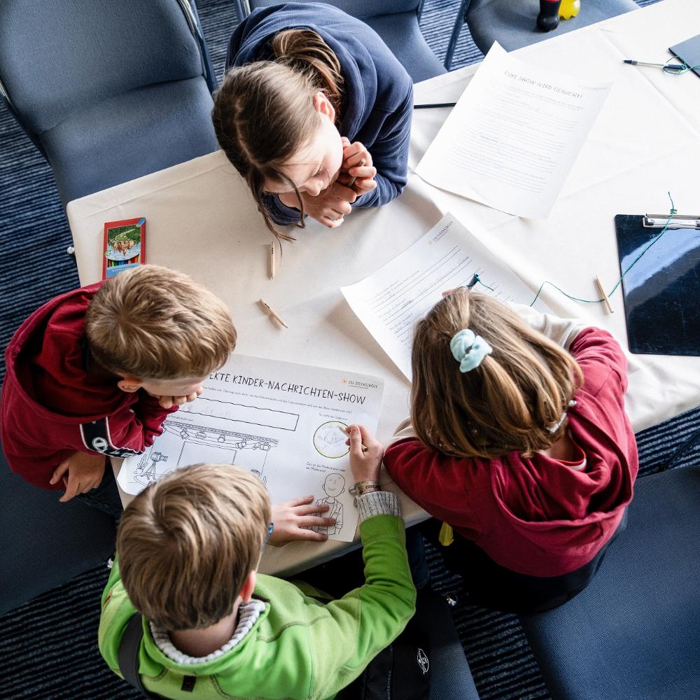 Kinder erarbeiten beim Katholikentag in Würzburg, wie ihre perfekte Nachrichtenshow aussehen müsste.