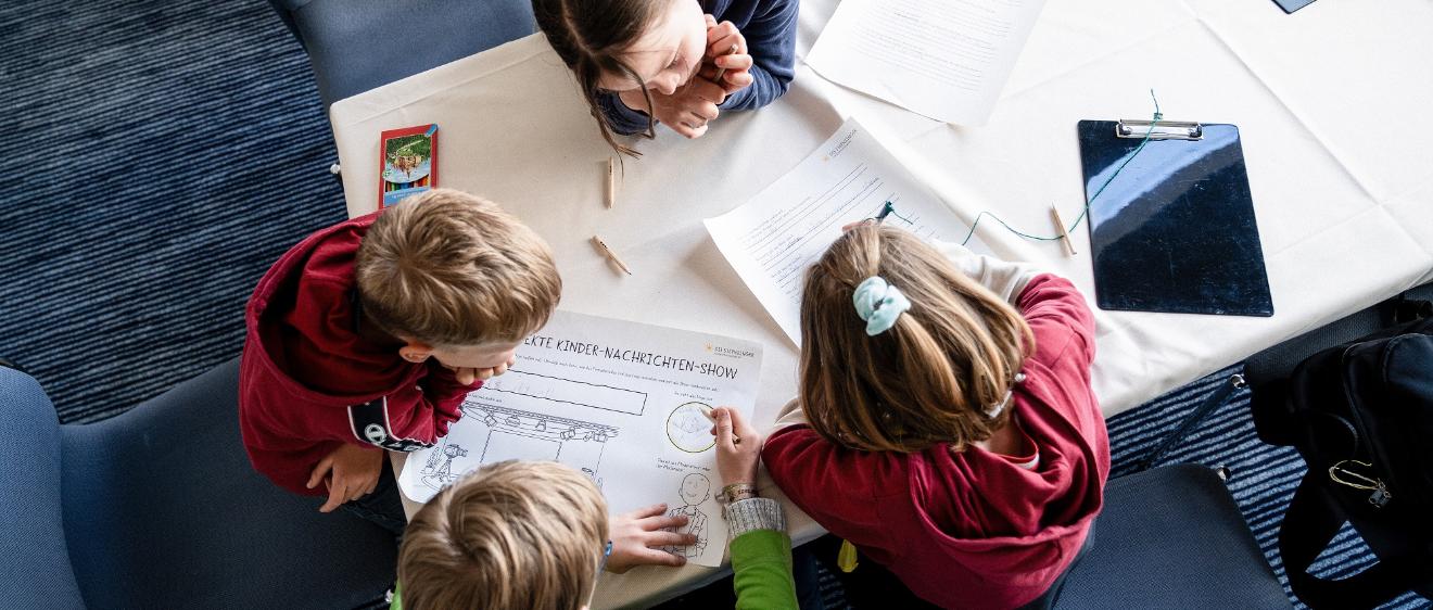 Kinder erarbeiten beim Katholikentag in Würzburg, wie ihre perfekte Nachrichtenshow aussehen müsste.