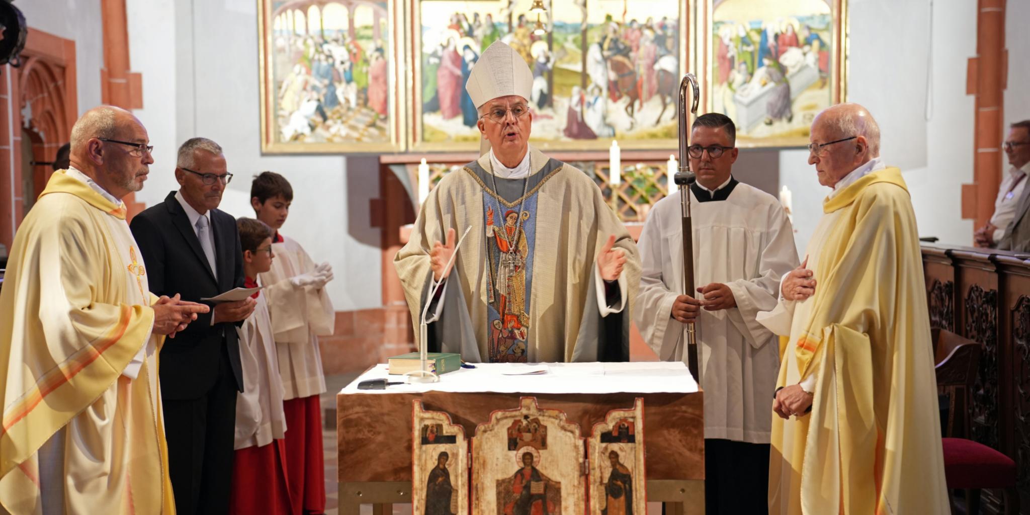 Weihbischof Jörg Michael Peters zelebriert den Festgottesdienst zum Cusanus-Jubiläum zusammen mit Rektor Leo Hofmann (rechts) und Pfarrer Georg Moritz (links). (c) Stefan Endres Weihbischof Jörg Michael Peters zelebriert den Festgottesdienst zum Cusanus-Jubiläum zusammen mit Rektor Leo Hofmann (rechts) und Pfarrer Georg Moritz (links).