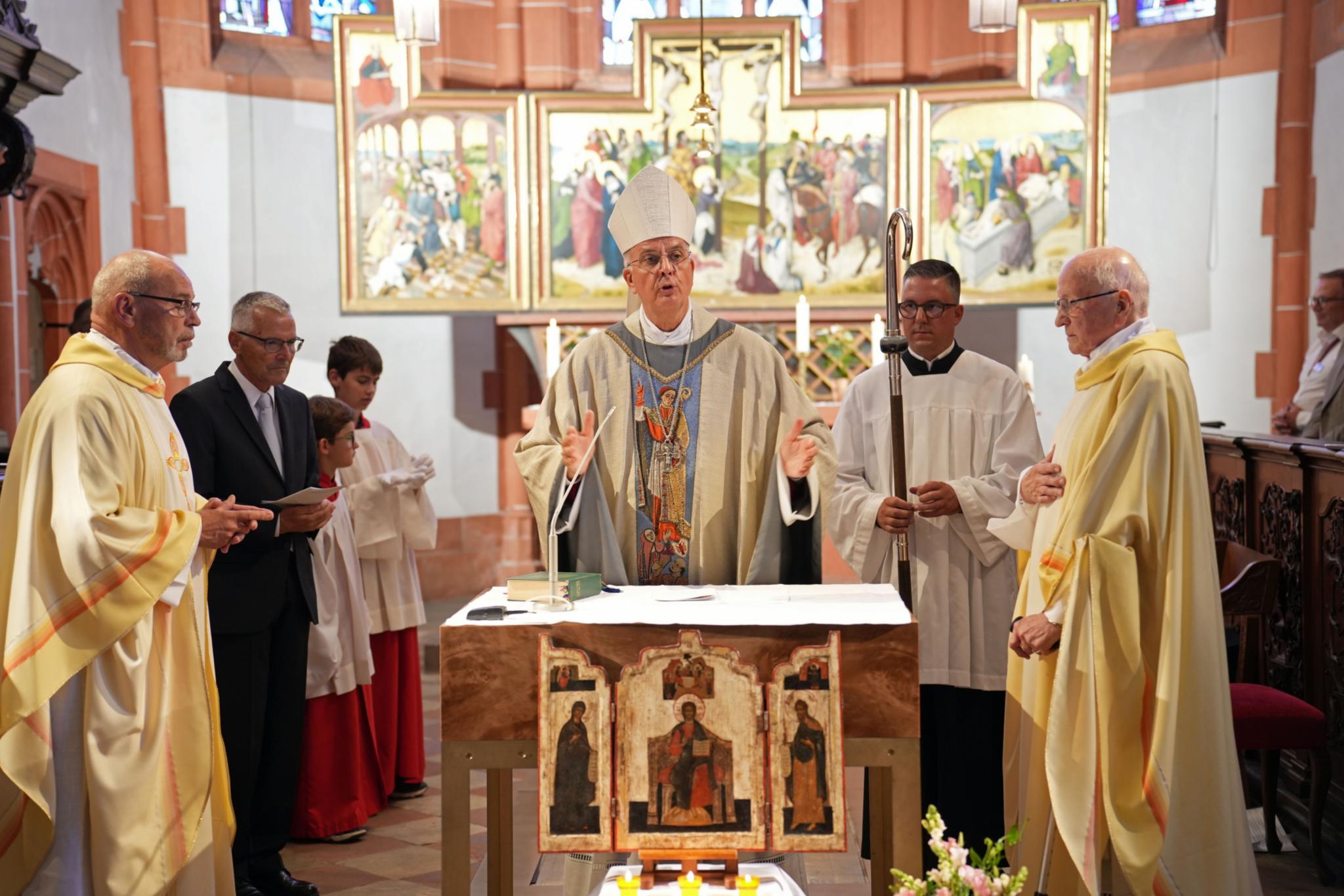 Weihbischof Jörg Michael Peters zelebriert den Festgottesdienst zum Cusanus-Jubiläum zusammen mit Rektor Leo Hofmann (rechts) und Pfarrer Georg Moritz (links).