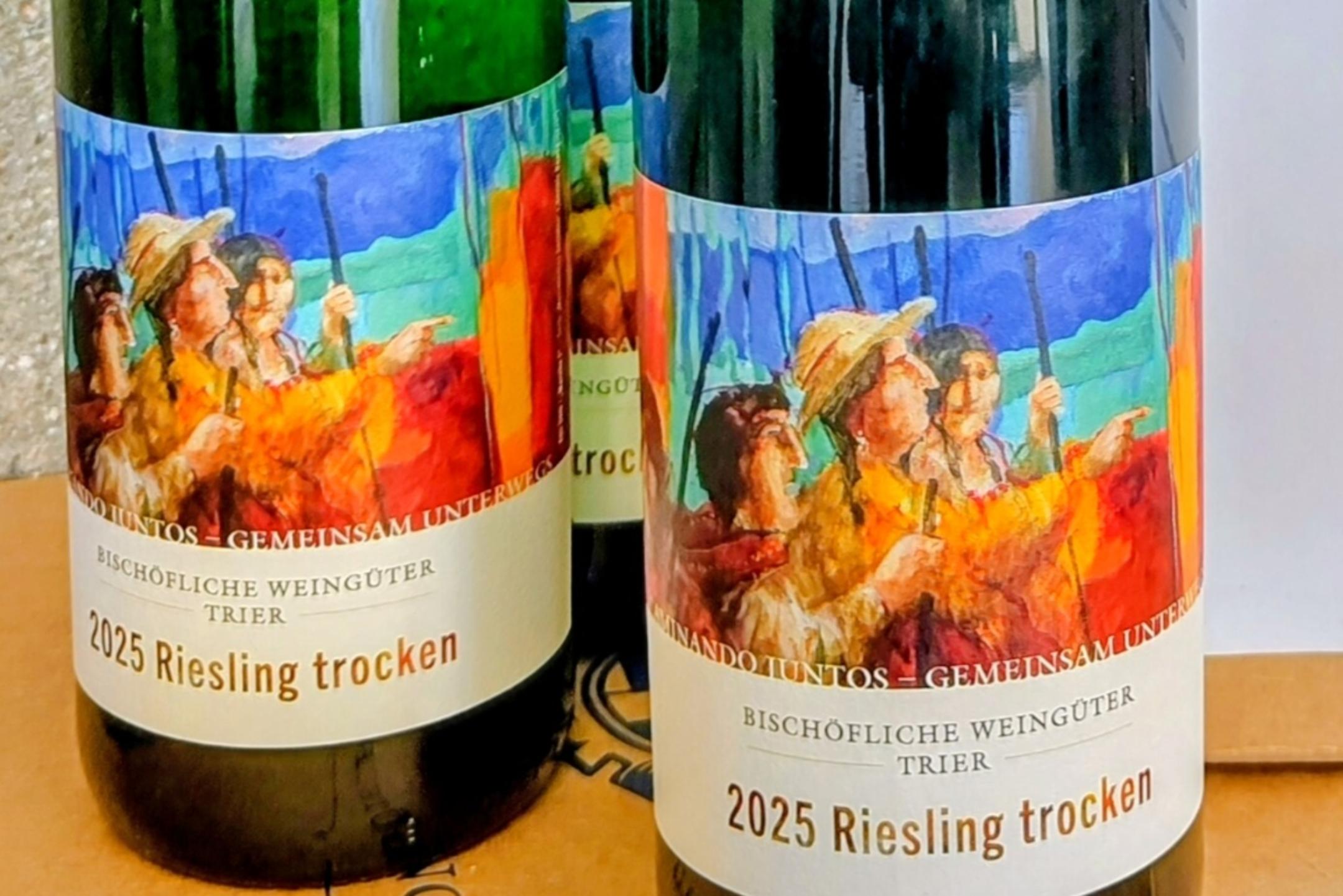 Drei Flaschen Partnerschaftswein mit farbenfrohem Etikett mit Gemälde der bolivianischen Künstlerin Ejti Stih.