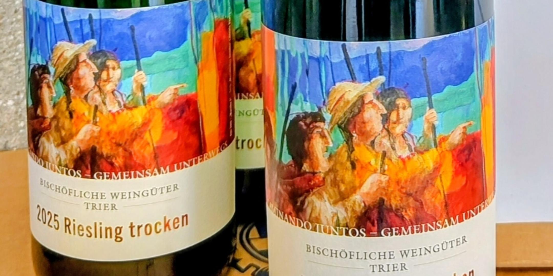 Drei Flaschen Partnerschaftswein mit farbenfrohem Etikett mit Gemälde der bolivianischen Künstlerin Ejti Stih.