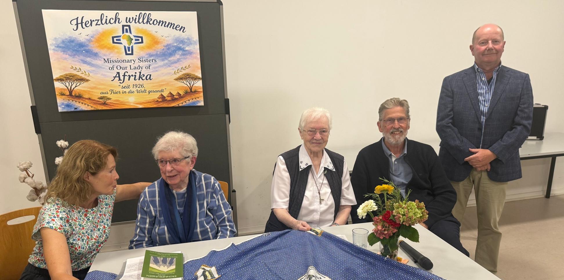 (von links): Waltraud Koll, Leiterin der Vorbereitungsgruppe, die Ordensfrauen Theresia Waldorf und Gertrud Glotzbach, Ludwig Kuhn und Gerd Gilbert, Mitwirkende in der Arbeitsgruppe sitzen um einen Tisch.