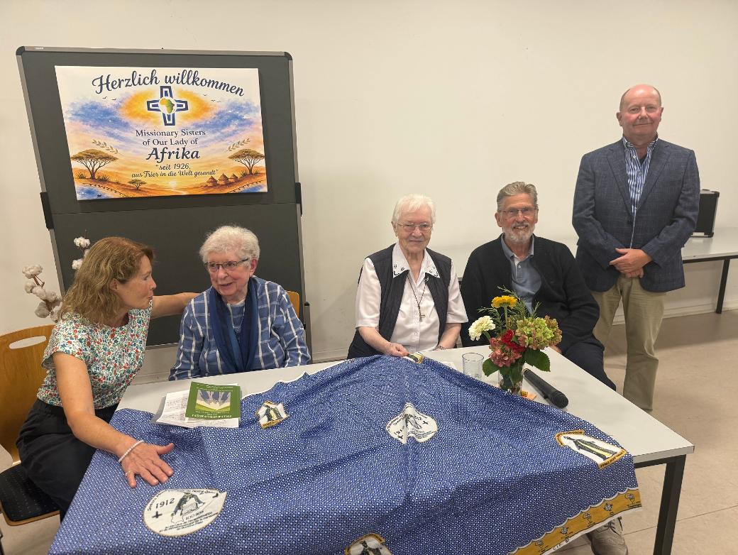 (von links): Waltraud Koll, Leiterin der Vorbereitungsgruppe, die Ordensfrauen Theresia Waldorf und Gertrud Glotzbach, Ludwig Kuhn und Gerd Gilbert, Mitwirkende in der Arbeitsgruppe sitzen um einen Tisch.