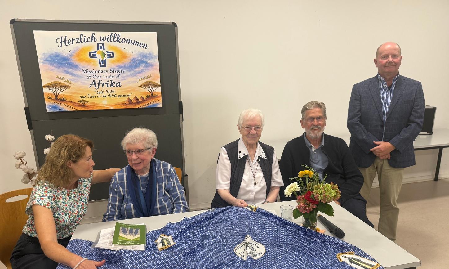 (von links): Waltraud Koll, Leiterin der Vorbereitungsgruppe, die Ordensfrauen Theresia Waldorf und Gertrud Glotzbach, Ludwig Kuhn und Gerd Gilbert, Mitwirkende in der Arbeitsgruppe sitzen um einen Tisch.