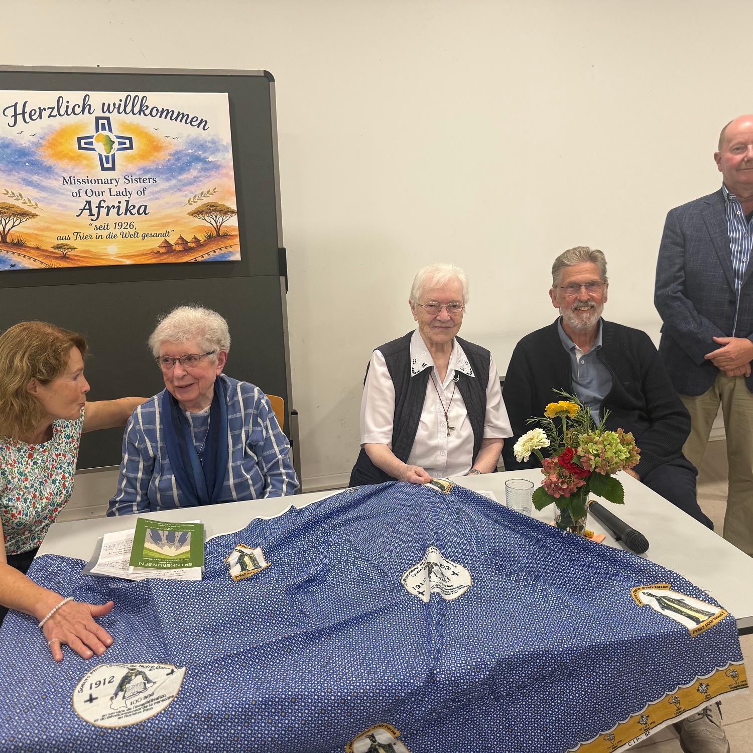 (von links): Waltraud Koll, Leiterin der Vorbereitungsgruppe, die Ordensfrauen Theresia Waldorf und Gertrud Glotzbach, Ludwig Kuhn und Gerd Gilbert, Mitwirkende in der Arbeitsgruppe sitzen um einen Tisch.