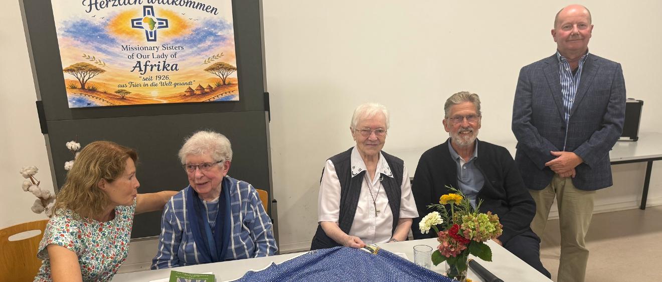 (von links): Waltraud Koll, Leiterin der Vorbereitungsgruppe, die Ordensfrauen Theresia Waldorf und Gertrud Glotzbach, Ludwig Kuhn und Gerd Gilbert, Mitwirkende in der Arbeitsgruppe sitzen um einen Tisch.
