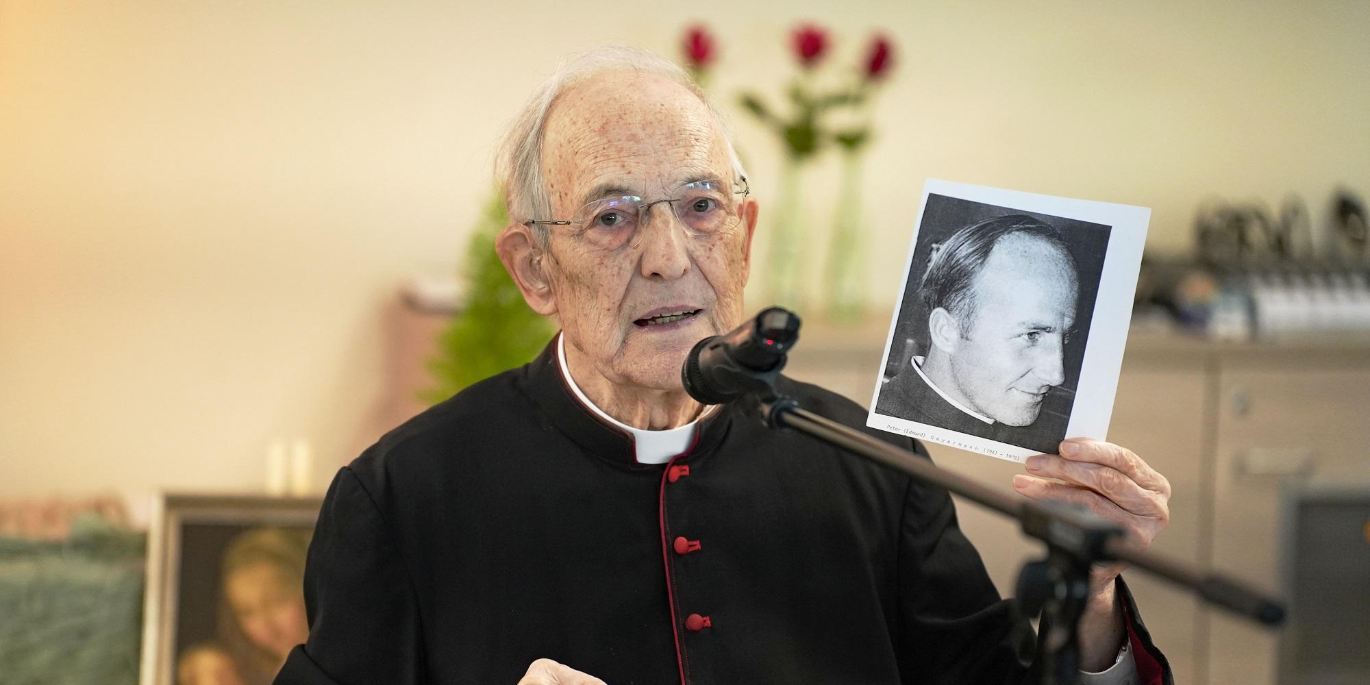 Prälat Prof. Dr. Helmut Moll stellt die Geschichte von Peter Geyermann vor, der in Wirfus bei Kaisersesch geboren wurde. (c) Stefan Endres Prälat Prof. Dr. Helmut Moll hält ein Portraitbild on Peter Geyermann vor, der in Wirfus bei Kaisersesch geboren wurde, hoch.