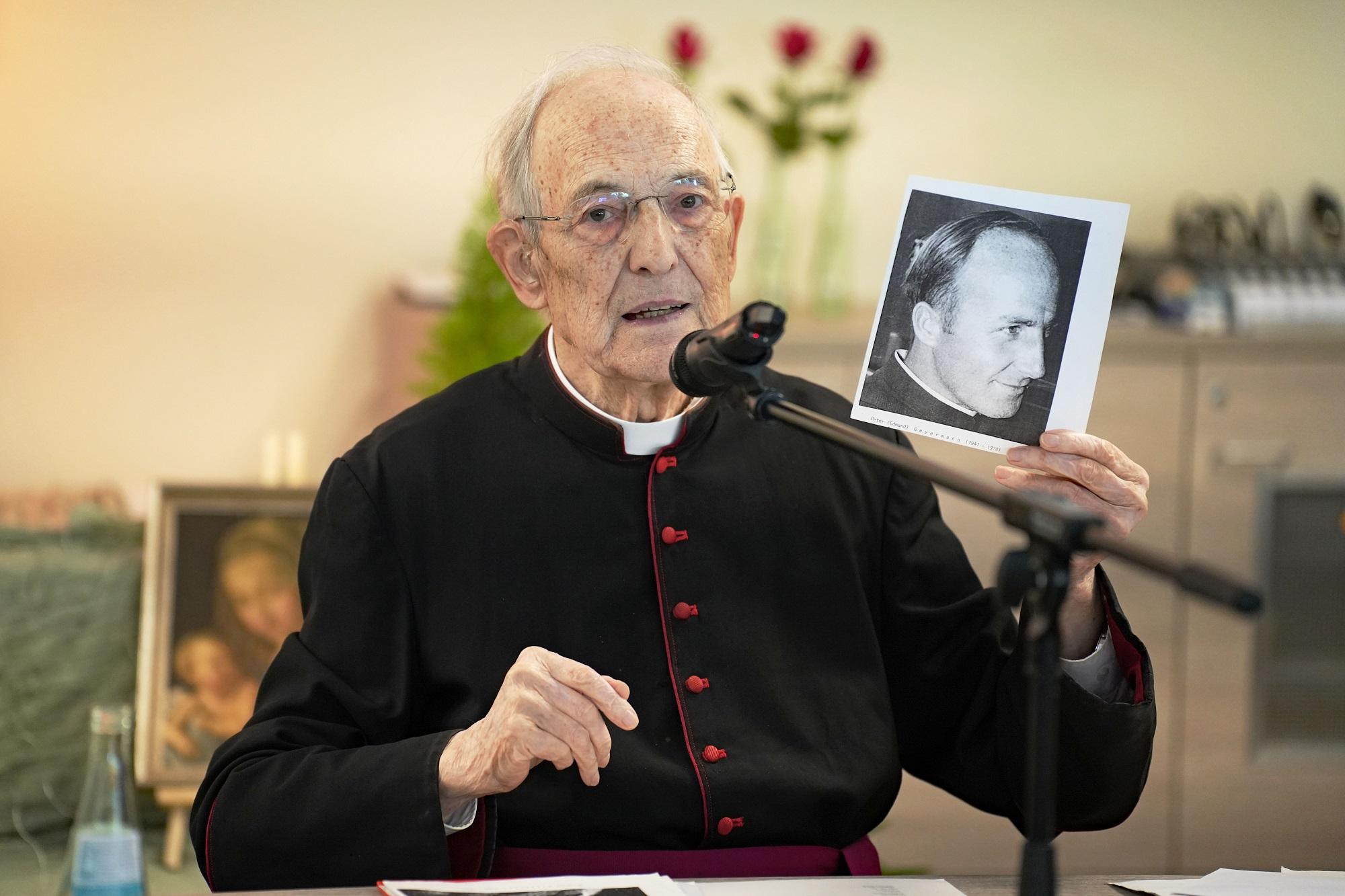 Prälat Prof. Dr. Helmut Moll hält ein Portraitbild on Peter Geyermann vor, der in Wirfus bei Kaisersesch geboren wurde, hoch.