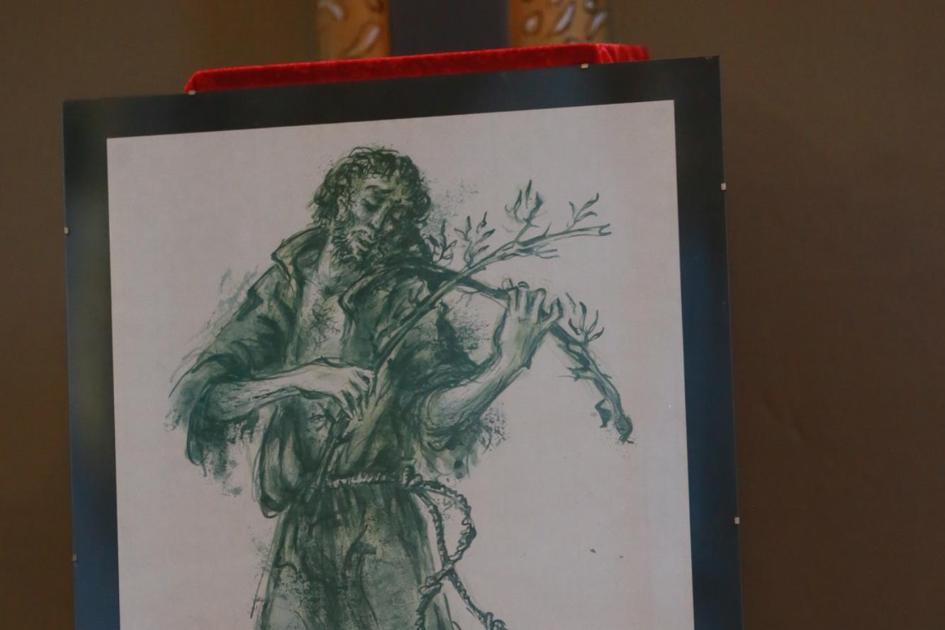 Der heilige Franziskus, hier als Bildnis vor dem Altar, steht im Zentrum der Feier, die von den „Tautropfen“ mitgestaltet wird.