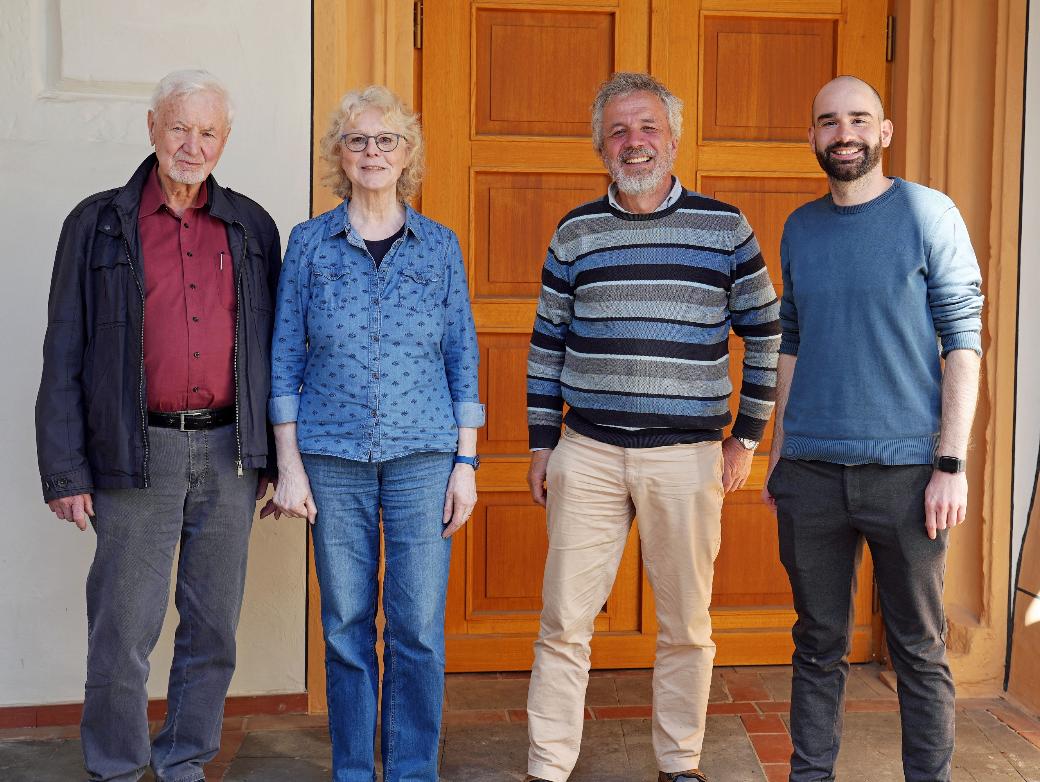 Austausch in kleiner Runde: Heinz-Georg und Dorothea Valerius, Thomas Kupczik vom Missionarischen Team und Dennis Nathem (von links).