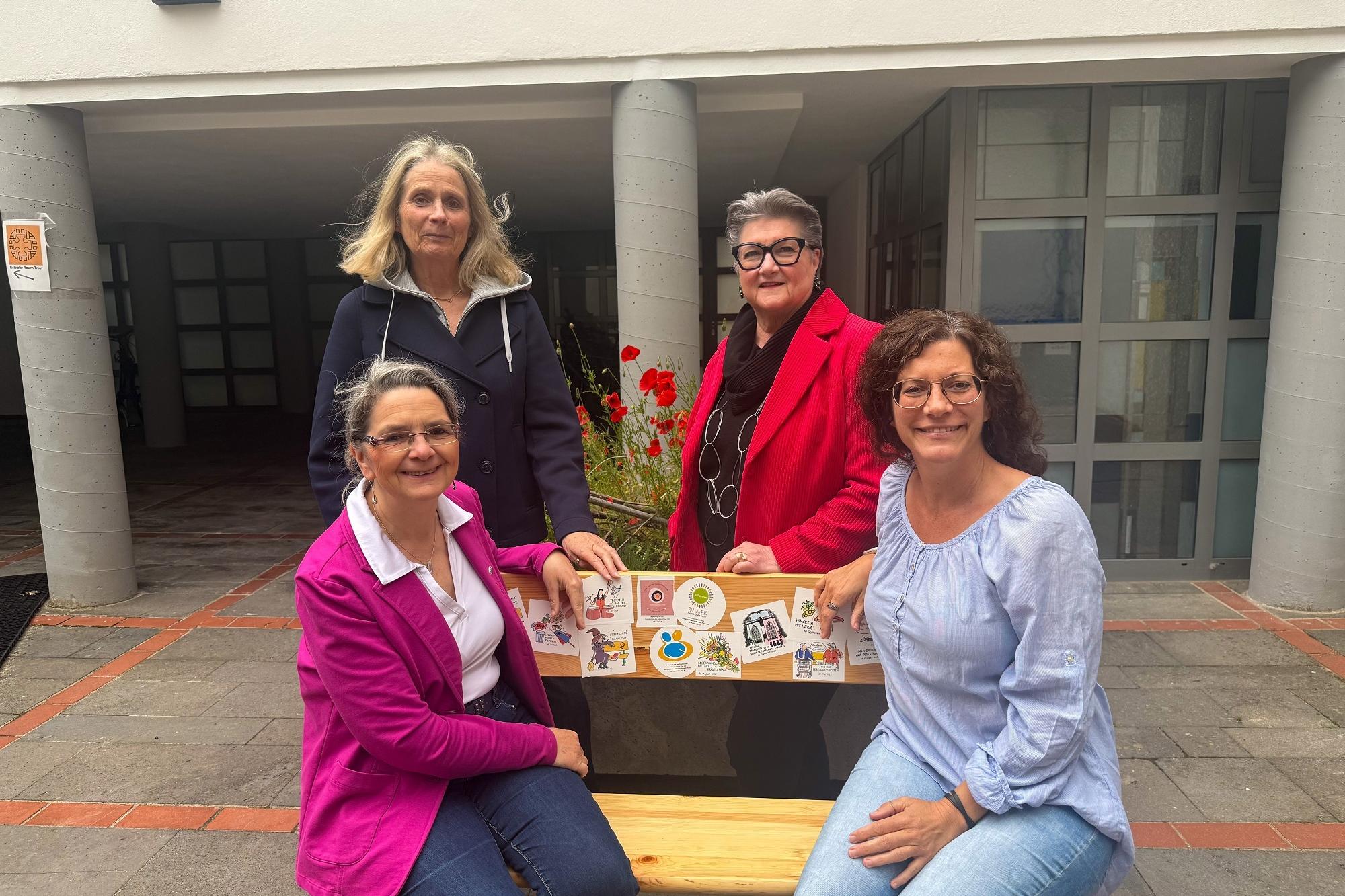 Das Projektteam Clara Brittner, kfd, Gemeindereferentin Silvia Schmitz-Metzler, Petra Löwenbrück, kfd, und Pastoralreferentin Nicole Hau-Grommes (von vorne links im Uhrzeigersinn). 
