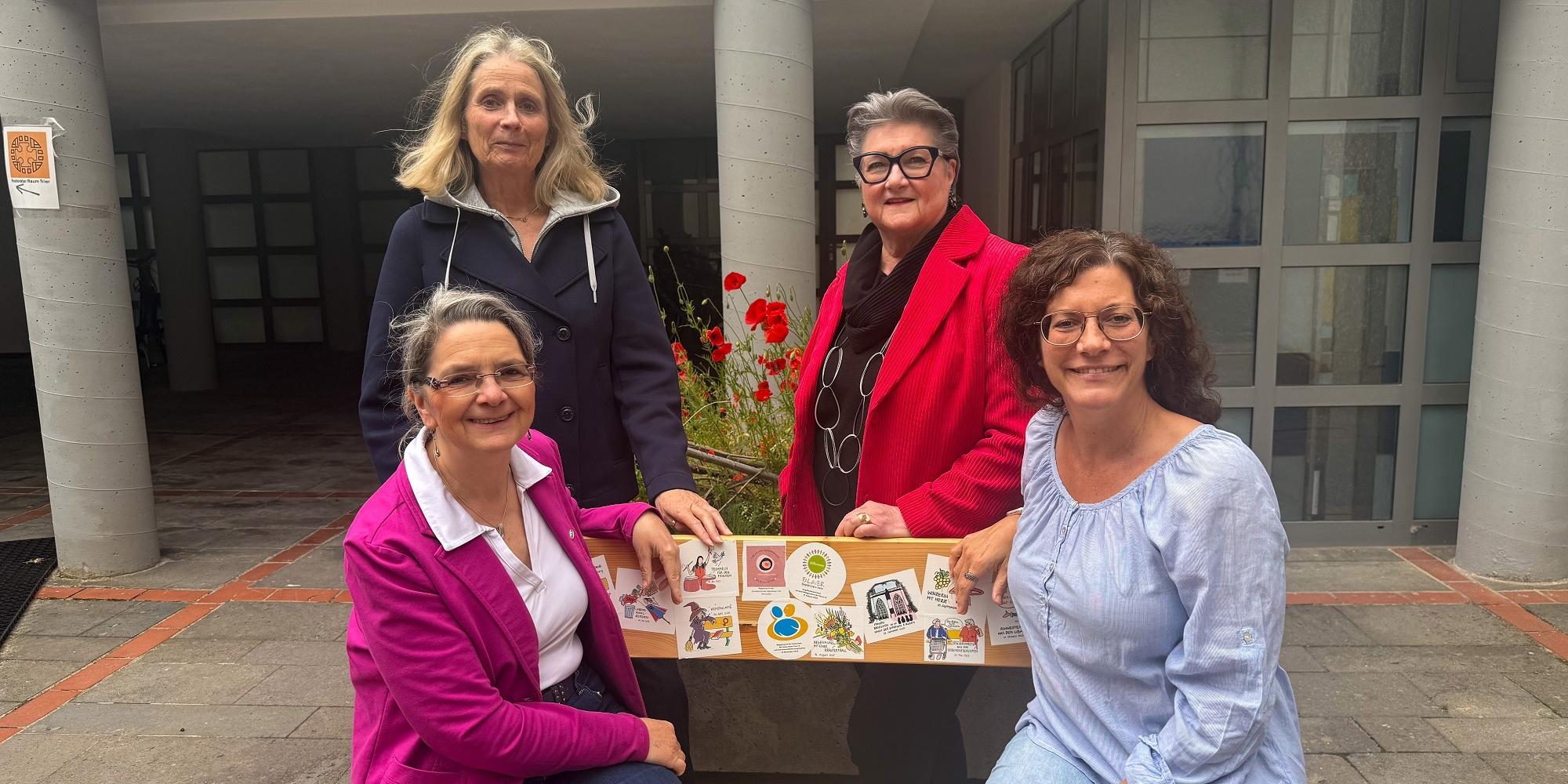 Das Projektteam Clara Brittner, kfd, Gemeindereferentin Silvia Schmitz-Metzler, Petra Löwenbrück, kfd, und Pastoralreferentin Nicole Hau-Grommes (von vorne links im Uhrzeigersinn). 