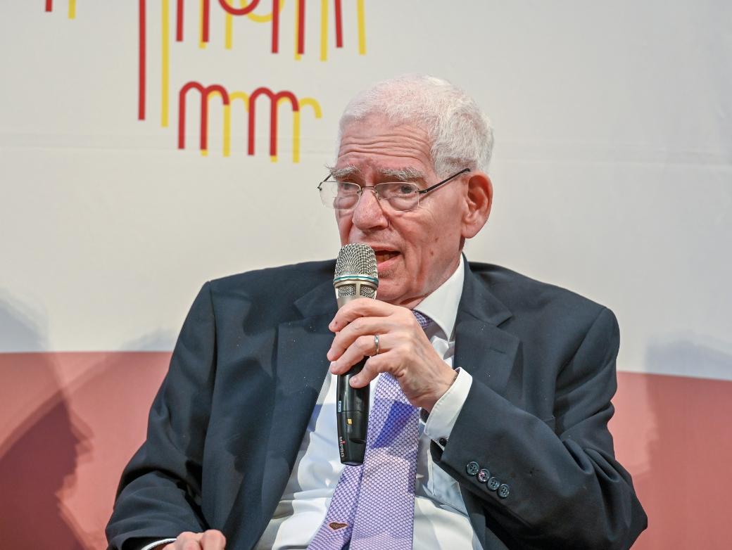 Dr. Josef Schuster spricht ins Mikrofon.