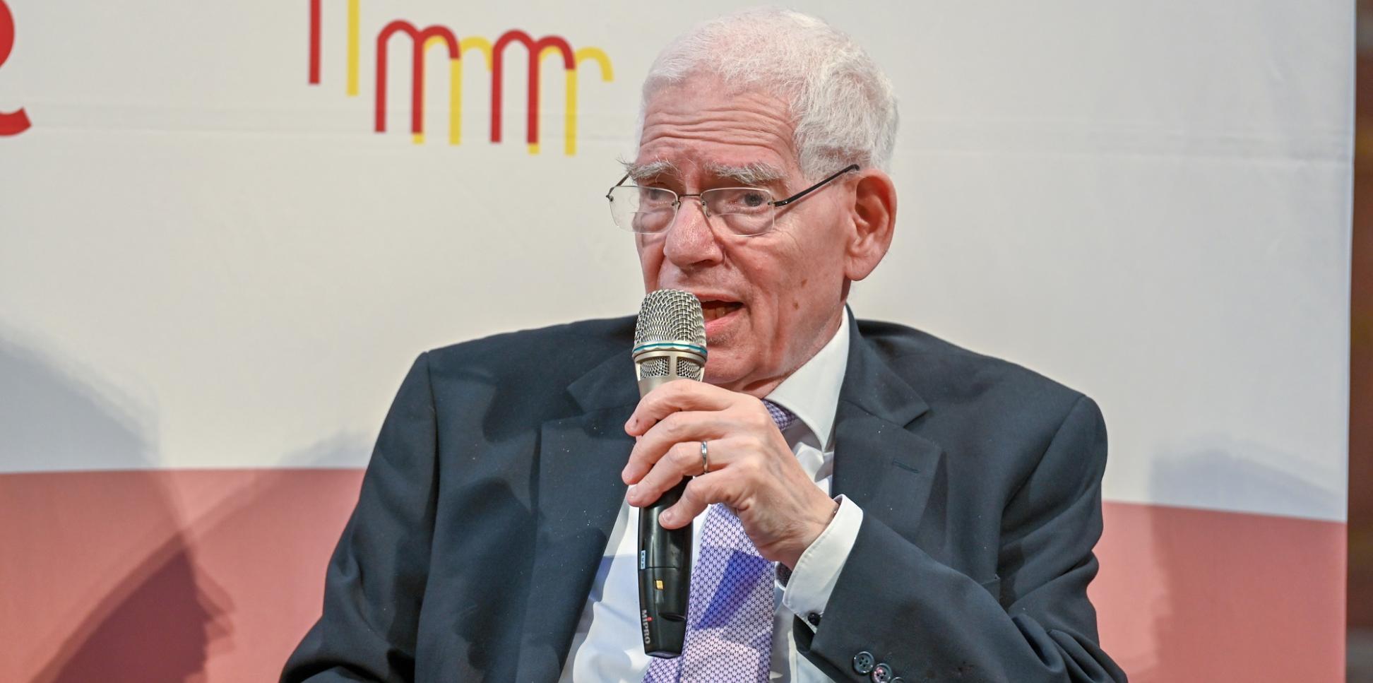 Dr. Josef Schuster spricht ins Mikrofon.