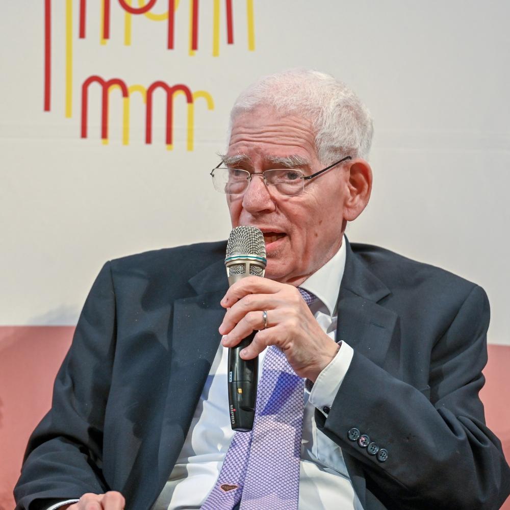 Dr. Josef Schuster spricht ins Mikrofon.