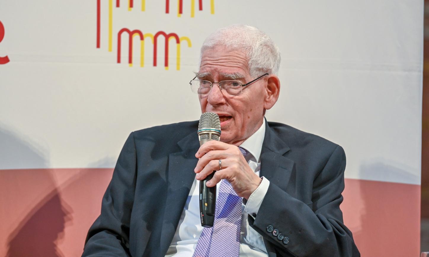 Dr. Josef Schuster spricht ins Mikrofon.