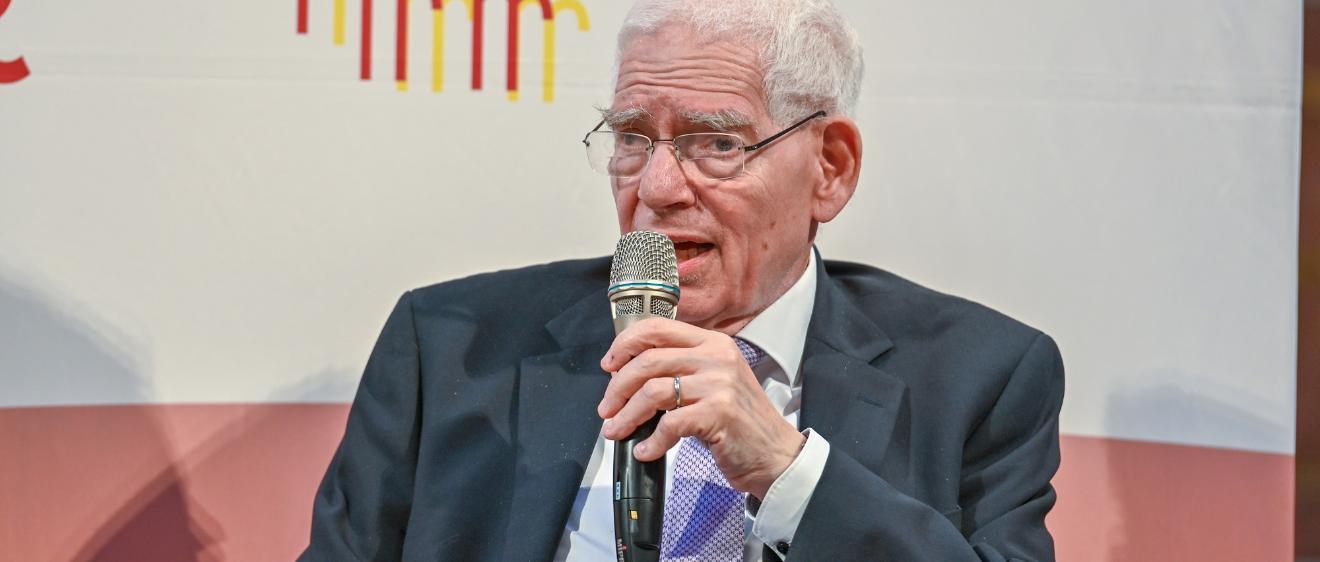 Dr. Josef Schuster spricht ins Mikrofon.